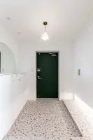 딥그린 도어가 포인트인 화이트 미니멀 현관